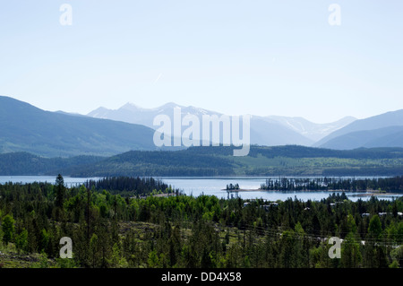 La vue depuis l'Interstate 70 sur le réservoir Dillon à Breckonridge vers dans le Colorado. Banque D'Images