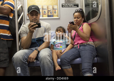 Équitation une rame de métro de la ville de New York à Brooklyn. Banque D'Images