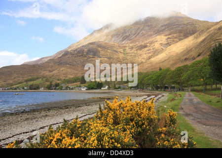 Rivage dans le village reculé de Arnisdale sur les rives du Loch Hourn, près de Glenelg dans les Highlands d'Ecosse, Royaume-Uni. Banque D'Images