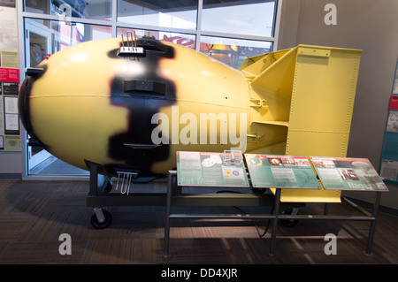 Une réplique de la bombe atomique Fat Man dans le Bradbury science museum à Los Alamos, Nouveau Mexique. Banque D'Images