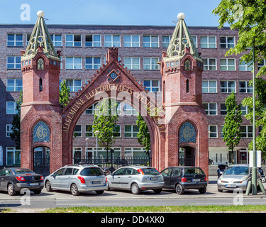 Deux piliers en brique à tourelle à l'entrée néogothique de l'ancien siège de l'AEG (Elektricitåts-Gesellschaft) à Brunnenstrasse, Berlin Banque D'Images