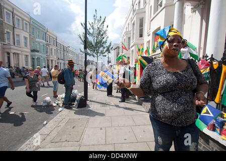 Notting Hill, Londres, Royaume-Uni. Août 26, 2013. Une femme vendant drapeaux des nations des Caraïbes pendant la carnaval de Notting Hill dans l'ouest de Londres. Le 49e carnaval de Notting Hill est le plus grand festival de rue qui célèbre Caribbean Food, culture et musique Crédit : amer ghazzal/Alamy Live News Banque D'Images