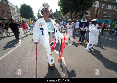 Notting Hill, Londres, Royaume-Uni. Août 26, 2013. Des milliers de fêtards s'assister à la Journée carnaval de Notting Hill sur deux géants avec des flotteurs et des parades si l'ouest de Londres. Le 49e carnaval de Notting Hill est le plus grand festival de rue qui célèbre Caribbean Food, culture et musique Crédit : amer ghazzal/Alamy Live News Banque D'Images