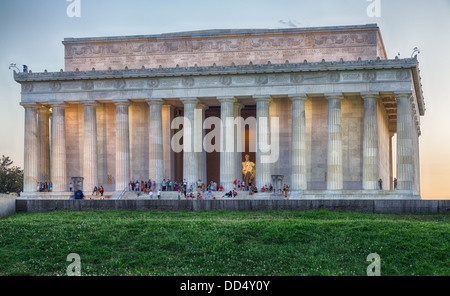 Lincoln Memorial au coucher du soleil avec les touristes, Washington DC, USA Banque D'Images