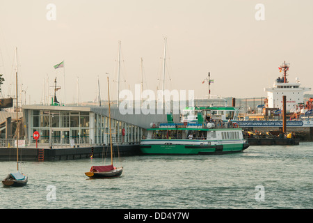 Le livre vert "Fierté de Gosport ferry' amarré au terminal de ferries de Gosport avant partir de vieux Portsmouth Banque D'Images