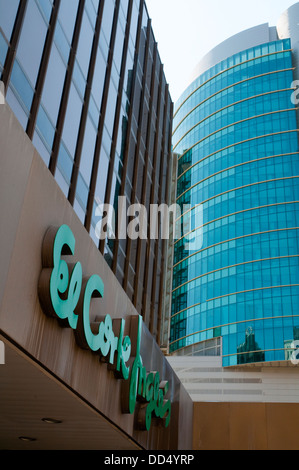 Façade de la tour de Titania et El Corte Ingles. D'AZCA, Madrid, Espagne. Banque D'Images