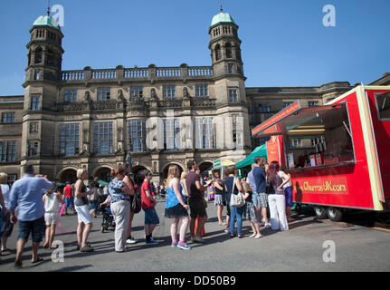 Faites la queue à l'extérieur de Stonyhurst College; les gens font la queue pour des churros, de la pâte frite chaude de la cuisine espagnole et portugaise.à Clitheroe, Royaume-Uni. 26 août 2013. Les files d'attente de nourriture au Great British Food Festival qui a lieu dans la vallée de Ribble tout au long du week-end de vacances de banque a salué un énorme succès par les organisateurs. L'événement comprenait 80 producteurs locaux à l'intérieur comme à l'extérieur, offrant un excellent mélange des meilleurs produits locaux et des plats chauds proposés par de fantastiques vendeurs de nourriture de rue chaude et froide. Banque D'Images