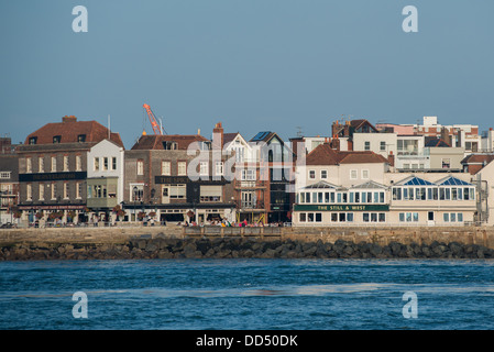 Belle vue sur le port et vieux Portsmouth et les deux pubs - l'île aux épices Inn et encore et à l'Ouest sur une chaude soirée d'été Banque D'Images