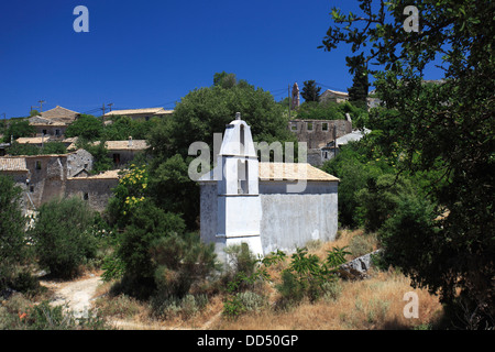 Eglise dans le village ruiné de Paleo Perithia, du nord-est de l'île de Corfou, Grèce. Banque D'Images