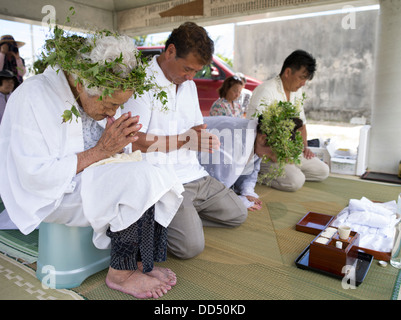 96 ans Kaneshi Fusae ( à gauche ) wearing wreath d botanzuru Unjami ryukyu au Festival sur Kouri Island, Okinawa Banque D'Images