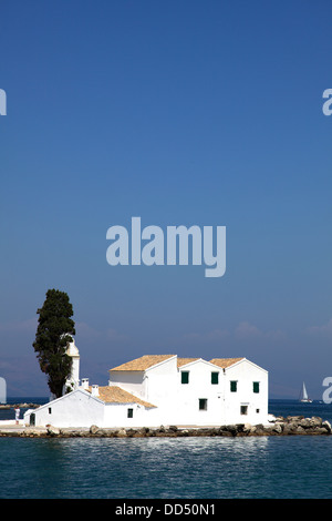 Le monastère de Panagia Vlahernon sur Vlachernes Island (Île de la souris) au large de la péninsule de Kanoni, île de Corfou, Grèce. Banque D'Images