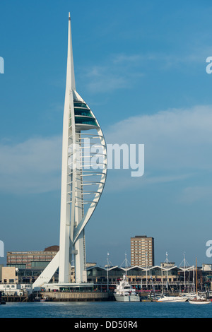 Vue générale sur une chaude soirée d'été avec un ciel bleu à travers le port de Portsmouth à la tour Spinnaker Banque D'Images