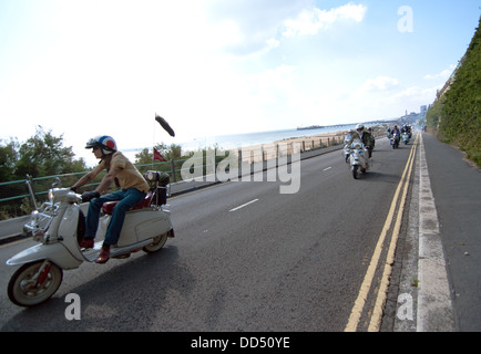 Des centaines de mods ride out de Brighton à Beachy Head. Banque D'Images