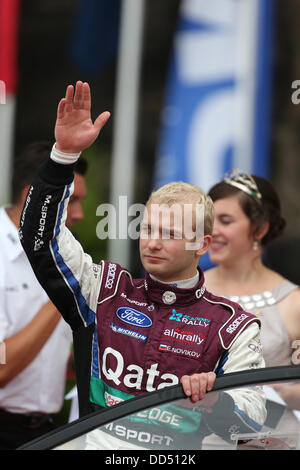 Pilote de rallye russe Jevgeni Novikov (Ford Fiesta) vagues pendant l'ADAC Rallye Deutschland Rally (allemand) de la du FIA World Rally Championships à Trèves, Allemagne, 25 août 2013. Photo : THOMAS FREY Banque D'Images