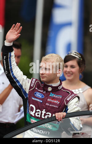 Pilote de rallye russe Jevgeni Novikov (Ford Fiesta) vagues pendant l'ADAC Rallye Deutschland Rally (allemand) de la du FIA World Rally Championships à Trèves, Allemagne, 25 août 2013. Photo : THOMAS FREY Banque D'Images