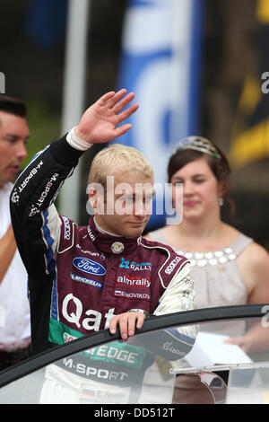 Pilote de rallye russe Jevgeni Novikov (Ford Fiesta) vagues pendant l'ADAC Rallye Deutschland Rally (allemand) de la du FIA World Rally Championships à Trèves, Allemagne, 25 août 2013. Photo : THOMAS FREY Banque D'Images