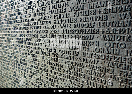 Noms de tombé l'Allemand Première Guerre mondiale l'un des soldats à la WW1 Deutscher Soldatenfriedhof Langemark / Studentenfriedhof, Belgique Banque D'Images