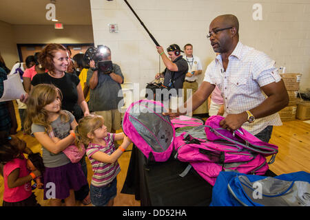 Darius Rucker de Hootie et les distribuer aux enfants sacs à dos Blowfish durant la Hootie Roundup de chez nous le 24 août 2013 à Charleston, Caroline du Sud. La rafle distribue des fournitures scolaires, des soins dentaires et ophtalmologiques et les coupes de cheveux des étudiants défavorisés dans la région de Charleston Comté. Banque D'Images