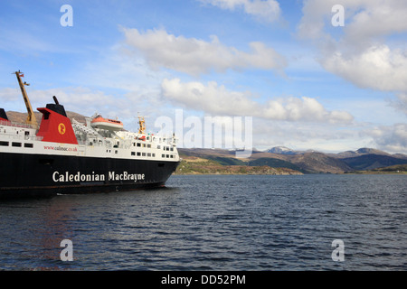 Caledonian Macbrayne ferry Ullapool sur le continent écossais en route vers Stornoway dans l'île de Lewis, Hébrides extérieures. Banque D'Images