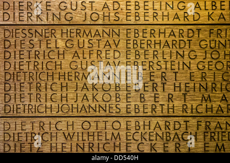 Noms de tombé l'Allemand Première Guerre mondiale l'un des soldats à la WW1 Deutscher Soldatenfriedhof Langemark / Studentenfriedhof, Belgique Banque D'Images