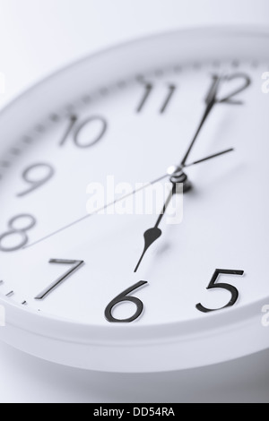 Réveil blanc montrant 6 heures Banque D'Images