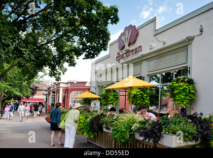 Le patio à l'épicurien, l'un des restaurants gastronomiques de Niagara-On-The-Lake historique, l'Ontario, Canada. Banque D'Images