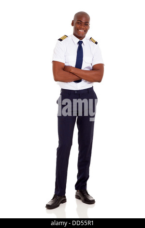 Compagnie aérienne africaine beau capitaine avec les bras croisés isolé sur fond blanc Banque D'Images