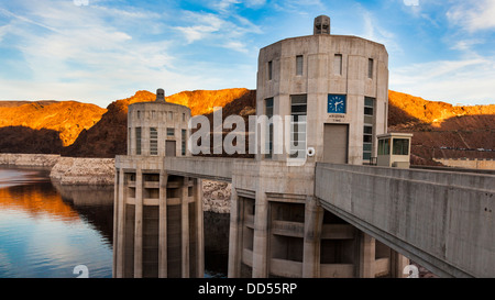 Les tours de prise d'eau au Barrage Hoover Banque D'Images