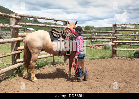 Formation en cheval de cow-boy corral dans le Montana USA Banque D'Images