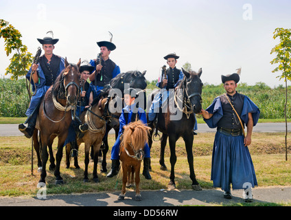 "Csikos hongrois traditionnel' lors d'une fête du cheval dans la ville hongroise de Devavanya Août 2013 Banque D'Images