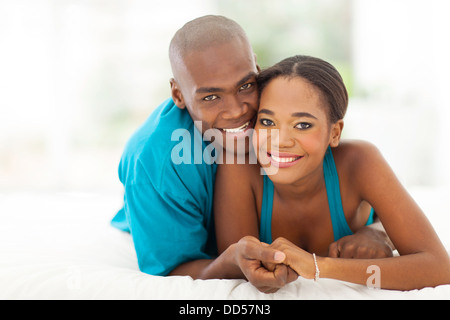 Portrait de l'amour de l'Afrique jeune couple lying on bed Banque D'Images