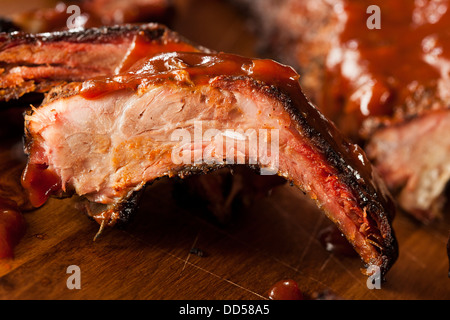 Côtes levées de porc barbecue fumé avec sauce Banque D'Images