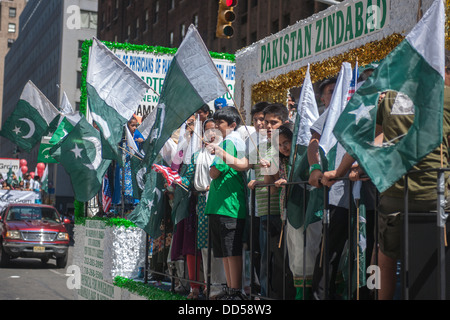 Pakistani-Americans et leurs partisans mars sur Madison Avenue à New York Banque D'Images