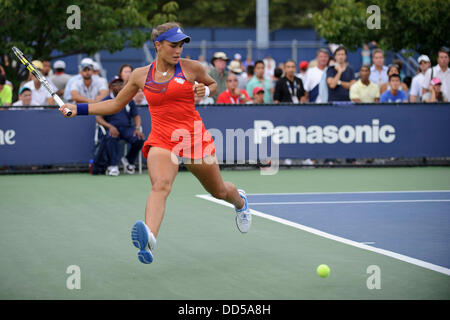 Flushing, Queens, New York, USA. Août 26, 2013. 26 août 2013 : Monica Puig (PUR) bondit à la balle lors de son premier match de la femme ronde le jour 1 de l'US Open 2013 Tennis Championships à l'USTA Billie Jean King National Tennis Center de Flushing, Queens, New York. Credit : csm/Alamy Live News Banque D'Images
