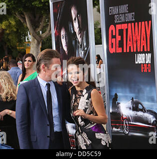 Los Angeles, Californie, USA. Août 26, 2013. ETHAN HAWKE ET SELENA GOMEZ assiste à la première du film Escapade Crédit : Karen Curley/ZUMAPRESS.com/Alamy Live News Banque D'Images