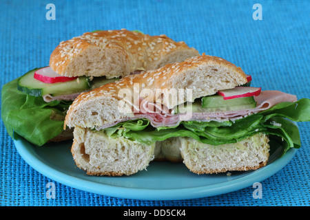 Bagel avec du jambon, Laitue, Concombres et radis, Close up Banque D'Images