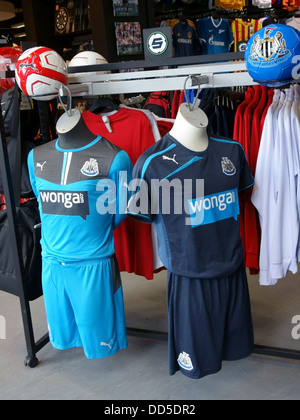 Newcastle United Football shirts avec Wonga parrainage sur la vente en boutique, partisans de Newcastle-upon-Tyne Banque D'Images