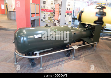 Une réplique de la bombe atomique Little Boy dans le Bradbury science museum à Los Alamos, Nouveau Mexique. Banque D'Images