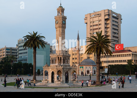 Historique La Tour de l'horloge à Izmir Konak Square, au coucher du soleil le 19 avril 2009 à Izmir, Turquie. Banque D'Images