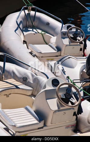 Gonflables deux motor yacht amarré sur le quai. Libre. Banque D'Images