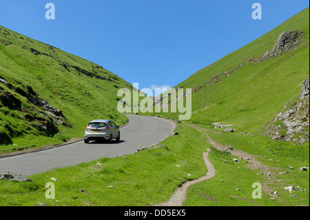 Un pilote de l'apprenant sur la route de campagne à travers Forcella Staulanza Derbyshire, Angleterre, Royaume-Uni Banque D'Images