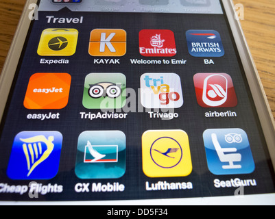 Détail de nombreuses applications de voyage sur un téléphone intelligent iPhone 5 Banque D'Images