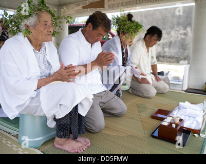 96 ans Kaneshi Fusae (extrême gauche) wearing wreath d botanzuru Unjami ryukyu au Festival sur Kouri Island, Okinawa Banque D'Images