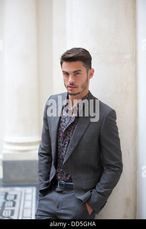 Musicien Baptiste Giabiconi et modèle pose pour photos à Berlin, Allemagne, le 27 août 2013. Photo : JOERG CARSTENSEN Banque D'Images