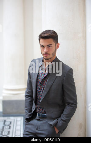 Musicien Baptiste Giabiconi et modèle pose pour photos à Berlin, Allemagne, le 27 août 2013. Photo : JOERG CARSTENSEN Banque D'Images