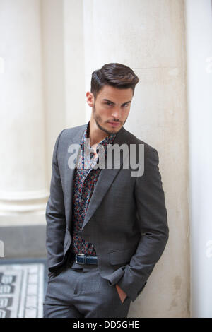 Musicien Baptiste Giabiconi et modèle pose pour photos à Berlin, Allemagne, le 27 août 2013. Photo : JOERG CARSTENSEN Banque D'Images