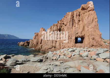 La roche rouge sur la côte à Arbatax en Sardaigne, Italie Banque D'Images