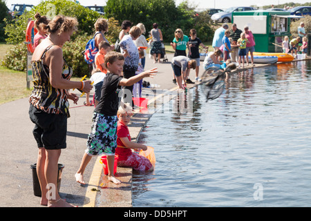 Les familles s'amusant à l'Oyster Pond lac de plaisance Littlehampton Banque D'Images