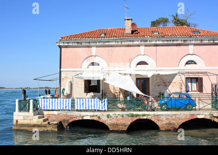 Sur l'eau construire maison à côté lagon de l'île du Lido avec une vieille fiat 500 sur le parking terrasse, Venise, Italie Banque D'Images