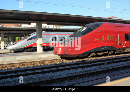 Rouge bourgogne italien Italo de trains à grande vitesse à Venise, avec l'Eurostar. Banque D'Images